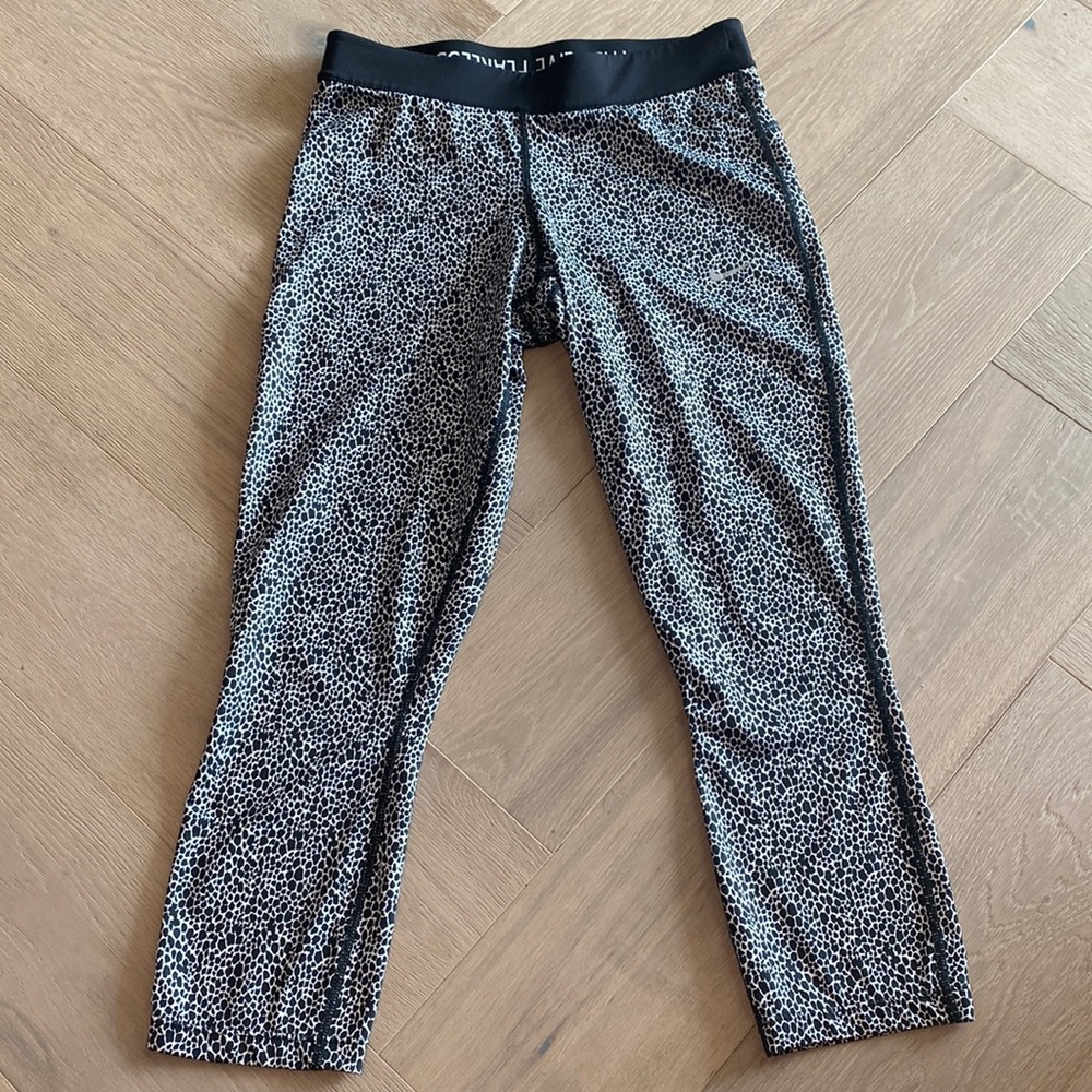 Women’s Nike Size Small Black Spotted Print Capri Leggings